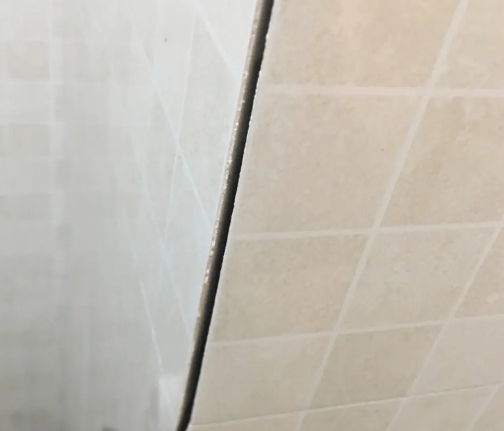 矿区瓷砖空鼓维修公司分享阳台瓷砖脱落的修复过程可以分为以下几个步骤