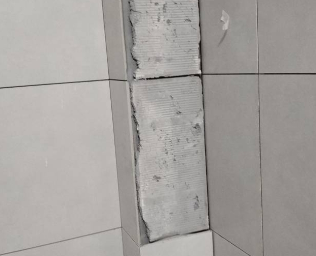 矿区瓷砖空鼓维修公司分享下瓷砖施工前基层浇水润湿程度不足，可能导致以下问题